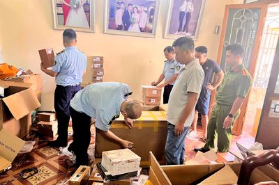 Hà Nội tạm giữ gần 2.900 túi xách có dấu hiệu giả mạo hàng loạt thương hiệu lớn