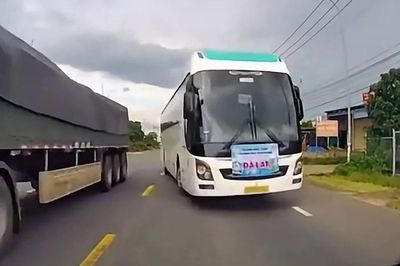 Xe khách lấn làn vượt ẩu, tài xế ngược chiều phanh gấp né tránh