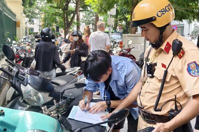 Hà Nội: Cảnh sát đến từng bãi giữ xe, quán xá ở phố cổ chấn chỉnh xe dừng đỗ trái quy định