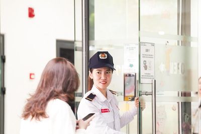 Chuyện về phụ nữ làm nghề giữ 'bình yên' cho những toà cao ốc