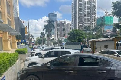 Công an vào cuộc xác minh hàng loạt xe ô tô bị đập vỡ kính