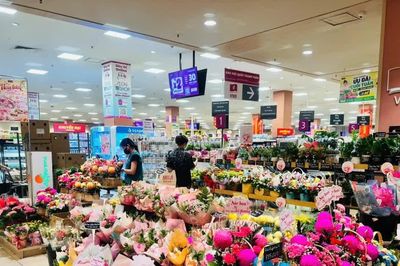 Hoa tươi tăng giá, quà tặng 'sale khủng' dịp lễ 20/10