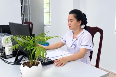 Nữ điều dưỡng hết lòng vì người bệnh