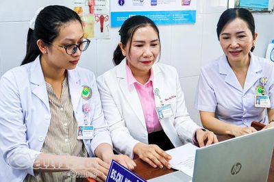 Những đoá hồng lặng lẽ góp sức cho quê hương