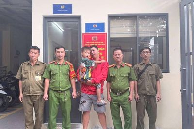 Nhớ bố, bé trai 5 tuổi lẻn ra đường lúc 2h sáng đi tìm và cái kết ấm lòng