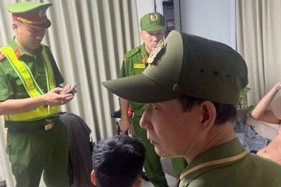 Mâu thuẫn tình cảm, 3 người xô xát bằng hung khí trên phố