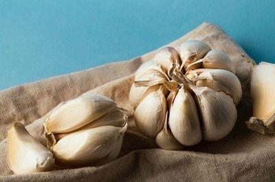 Ăn tỏi mỗi ngày với mong muốn phòng bệnh, chuyên gia nhắc nhở 1 điều mà nhiều người hiểu sai