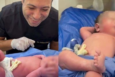 Vừa chào đời, em bé đã có tư thế nằm 'thư giãn', 'chẳng vướng bận sự đời' khiến cộng đồng mạng bật cười