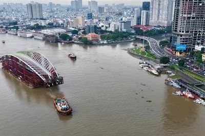 Lai dắt nhịp cầu hơn 3.400 tấn 'vượt biển' về trung tâm TPHCM
