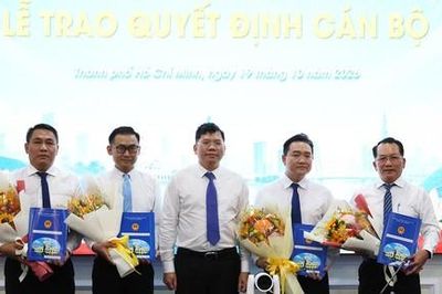 UBND TPHCM công bố quyết định điều động, bổ nhiệm nhiều cán bộ lãnh đạo