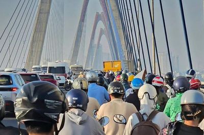 Ô tô lao qua dải phân cách trên cầu Nhật Tân, hướng đi sân bay Nội Bài tắc dài