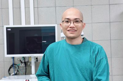 Xong ca mổ, bác sĩ quay sang đồng nghiệp: 'Mẹ anh vừa mất, anh xin về trước nhé'