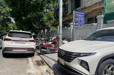 Giá gửi xe vỉa hè phải tăng 2-3 lần mới giảm ô tô chen chúc vào nội đô Hà Nội