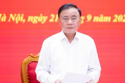 Bộ Chính trị: Khắc phục cào bằng, coi trọng thâm niên hơn hiệu quả công việc