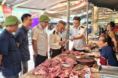 Hà Nội siết kiểm soát thực phẩm từ vùng sản xuất đến chợ đầu mối