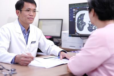 Người phụ nữ 54 tuổi bất ngờ phát hiện 3 nốt ung thư phổi mặc dù không triệu chứng