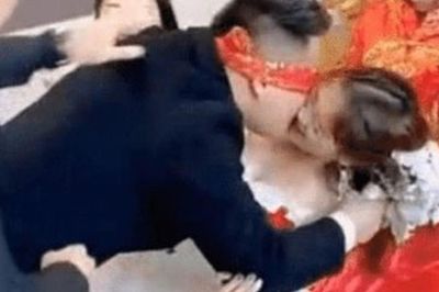 Phù dâu bất ngờ bị chú rể ôm hôn, thái độ của cô dâu gây tranh cãi
