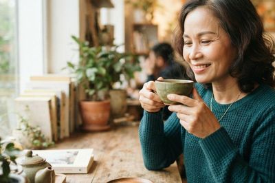 Uống trà xanh mỗi ngày, người sau 50 tuổi cần lưu ý gì?