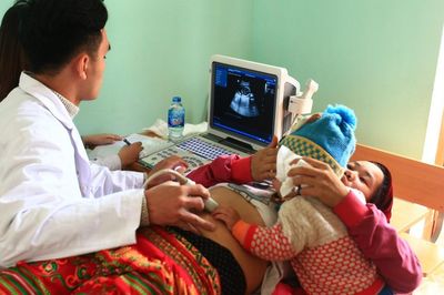 Đãi ngộ xứng đáng để nhân viên y tế vùng khó khăn vững vàng bám bản