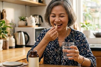 Uống vitamin tổng hợp chứa canxi, vitamin D có giúp giảm loãng xương sau mãn kinh?