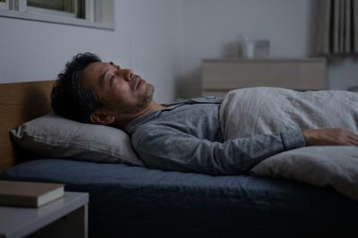 Nguy cơ sức khỏe tiềm ẩn nếu hay ngủ dậy vào giờ này ở tuổi trung niên