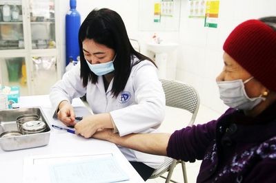 Hoàn thiện chính sách chăm sóc người cao tuổi