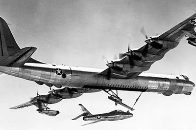Oanh tạc cơ B-36 đối đầu tiêm kích: 'Quái vật' khổng lồ có thực sự bất khả xâm phạm?