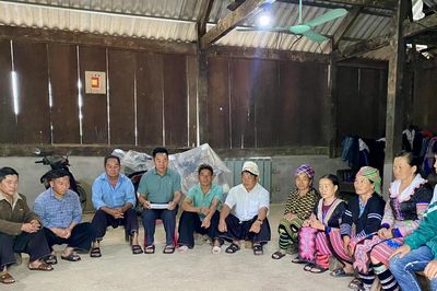 Người vun đắp bình yên bản Mông