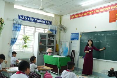 Hàng chục nghìn hiệu trưởng, hiệu phó chuyển sang đứng lớp, nhiều nơi vẫn thiếu giáo viên.