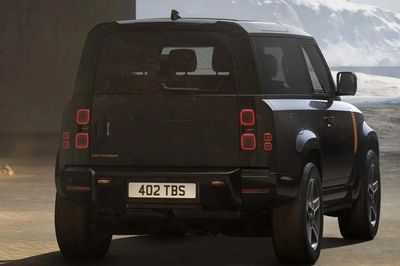 Khách mua xe Defender có thể chi tiền để tháo bánh dự phòng