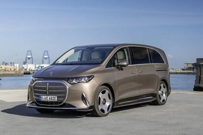 Kết cục khi để trẻ em 'lái thử' xe van điện Mercedes VLE tại triển lãm