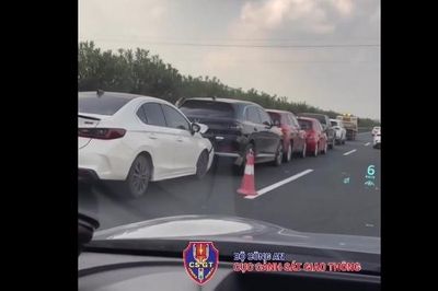 Hai xe không giữ khoảng cách an toàn, 6 xe tông liên hoàn trên cao tốc