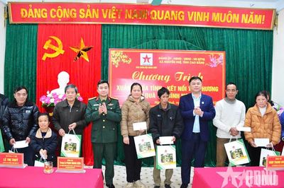 Ấm tình nhà báo - chiến sĩ trong lòng đồng bào xã Nguyễn Huệ