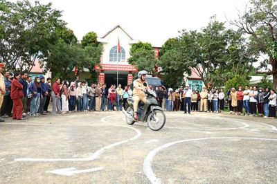 Mang kiến thức, kỹ năng lái xe an toàn đến đồng bào vùng biên