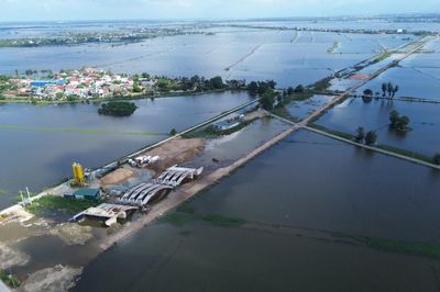 Đường nối sân bay Phú Bài ngổn ngang giữa vùng ngập nước