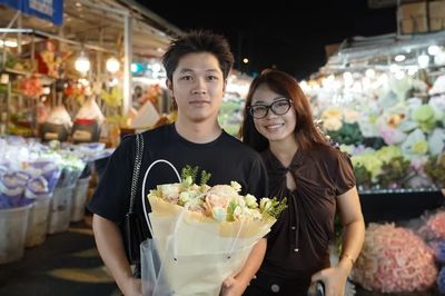 Người trẻ Hà Nội chọn hoa gửi trao yêu thương dịp 20/10