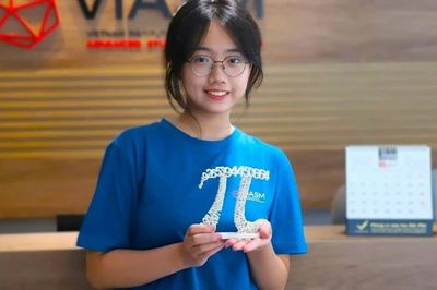 Nữ sinh duy nhất của đội tuyển Olympic Toán 2025 được GS Ngô Bảo Châu trao học bổng 15 triệu đồng/tháng