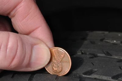 Cách kiểm tra độ mòn lốp xe bằng đồng xu: Nên dùng đồng penny hay quarter?