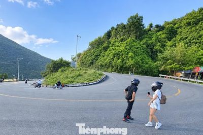 Khúc cua đèo Hải Vân có gì mà tấp nập người check-in từ sáng đến đêm?