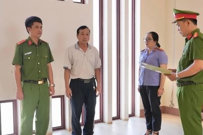 Khởi tố đối tượng trộn đậu nành, phụ gia để làm cà phê giả