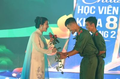 Quán quân Sao Mai cùng dàn nghệ sĩ khuấy động sân khấu chào tân học viên Sĩ quan Lục quân 1