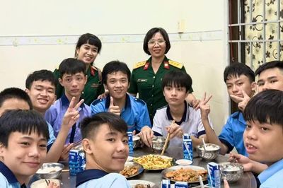 Phụ nữ áo lính Gia Lai mang yêu thương đến Trường Chuyên biệt Hy Vọng
