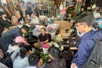 Khách vây kín cửa hàng, chờ nhiều tiếng mua hoa ngày 20/10