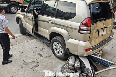 Hà Nội: Ô tô lùi trên đường Lê Duẩn, cuốn xe máy chở hai phụ nữ vào gầm