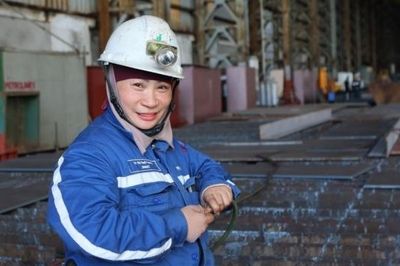 Những 'bóng hồng' trên công trường đóng tàu Dung Quất