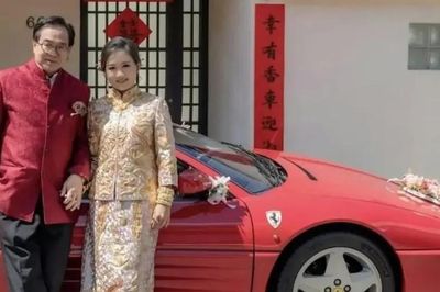 Chú rể U80 lấy vợ kém 41 tuổi, tự lái siêu xe đi rước dâu