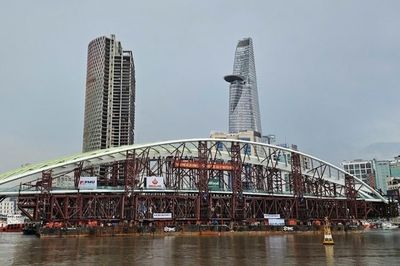 Người dân check-in khoảnh khắc 'lá dừa nước' nặng 3.400 tấn cập bến Bạch Đằng