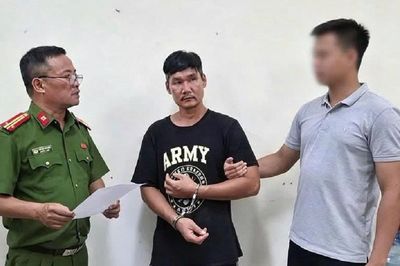 Bắt tạm giam người đàn ông cầm dao truy đuổi công an ở Hà Nội