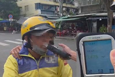 Nhiều tài xế xe ôm công nghệ ở TPHCM vi phạm nồng độ cồn 'kịch khung'