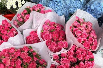 Hoa tươi dịp 20/10: Sáng tăng giá, chiều giảm vội để xả hàng